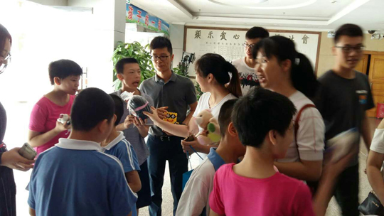 華夏愛(ài)心大使為福利院兒童派發(fā)小禮物540.jpg